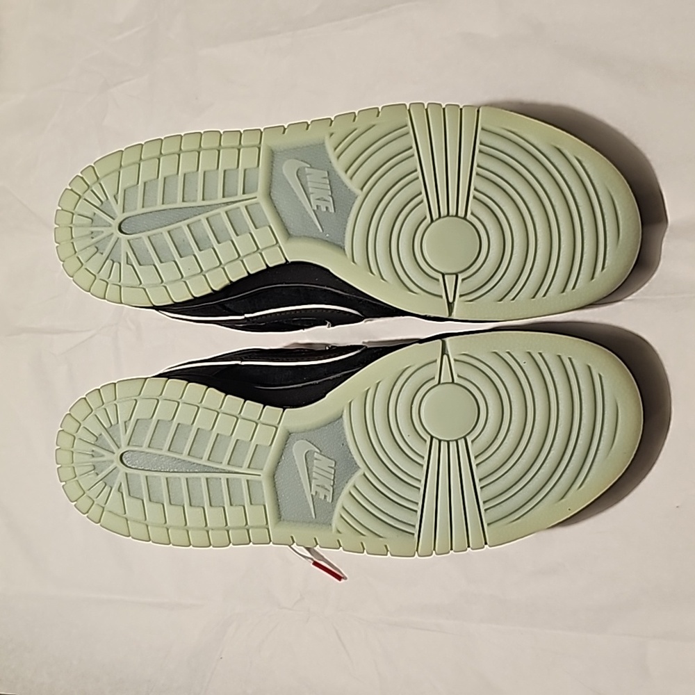 Nike - Picture 5 of 10
